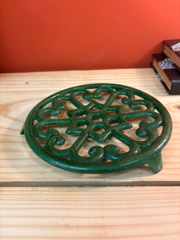 Dessous de plat ancien en fonte émaillée Verte