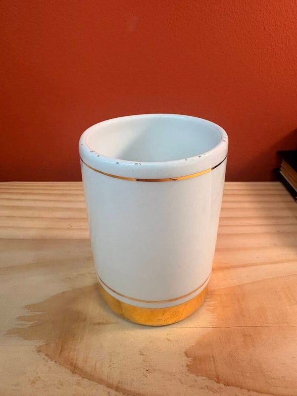 Petit pot ancien en porcelaine blanche et dorée