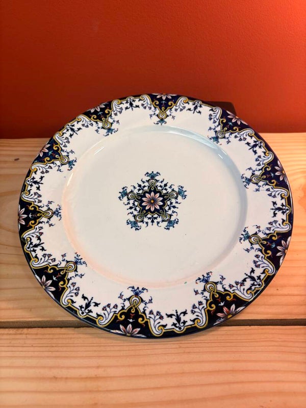 Assiette ancienne en faïence de Rouen – Décor floral polychrome