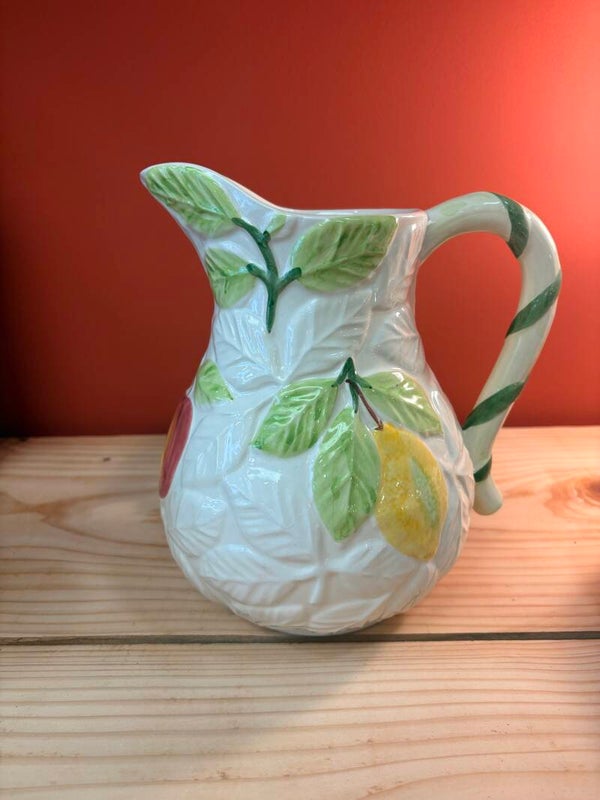 Pichet en barbotine à décor de fruits et feuillages