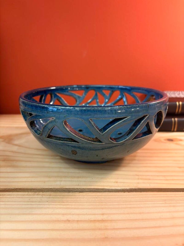 Coupe ajourée en céramique émaillée bleue