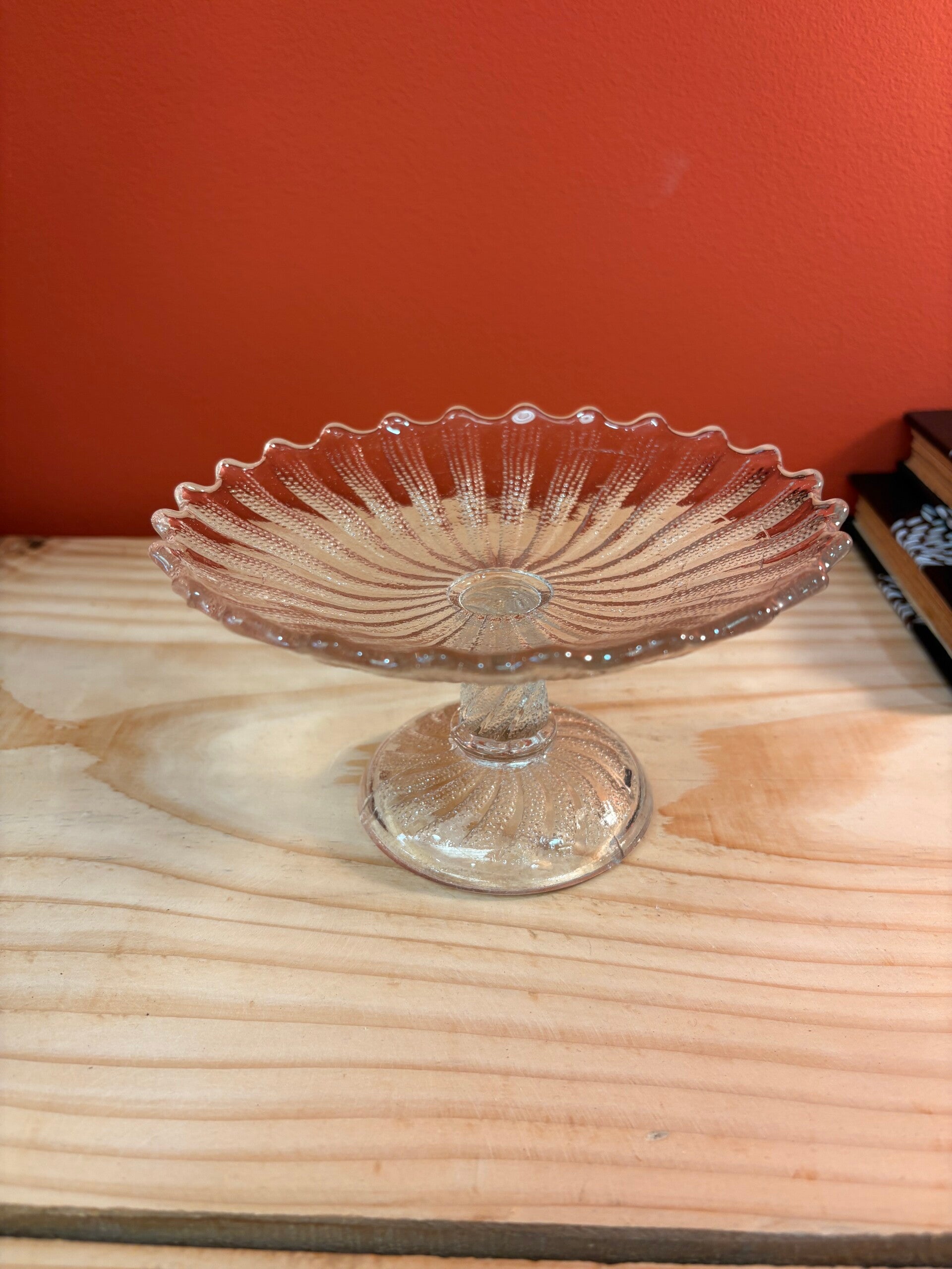 Coupe sur pied ancienne en verre moulé