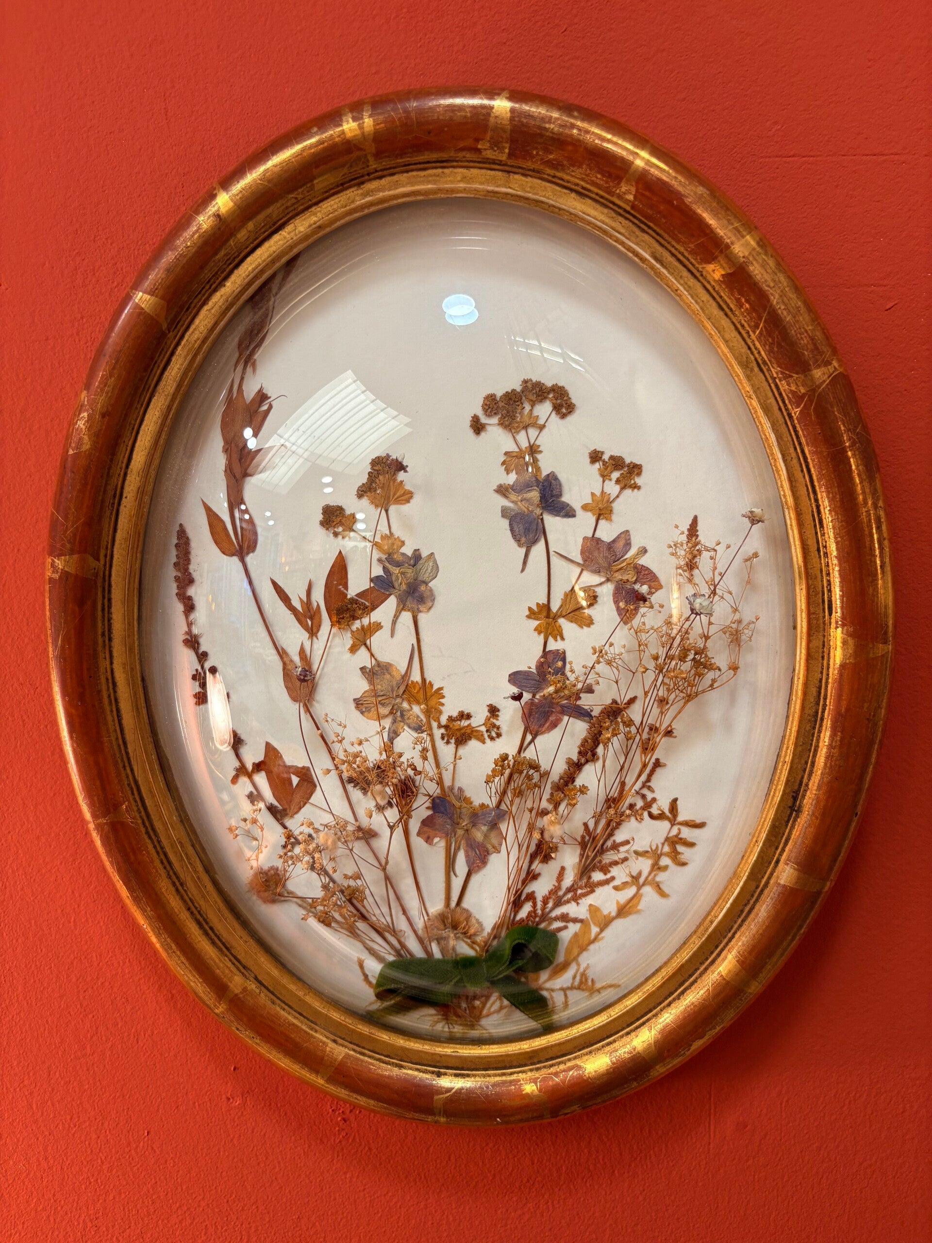 Cadre ovale vintage aux fleurs séchées