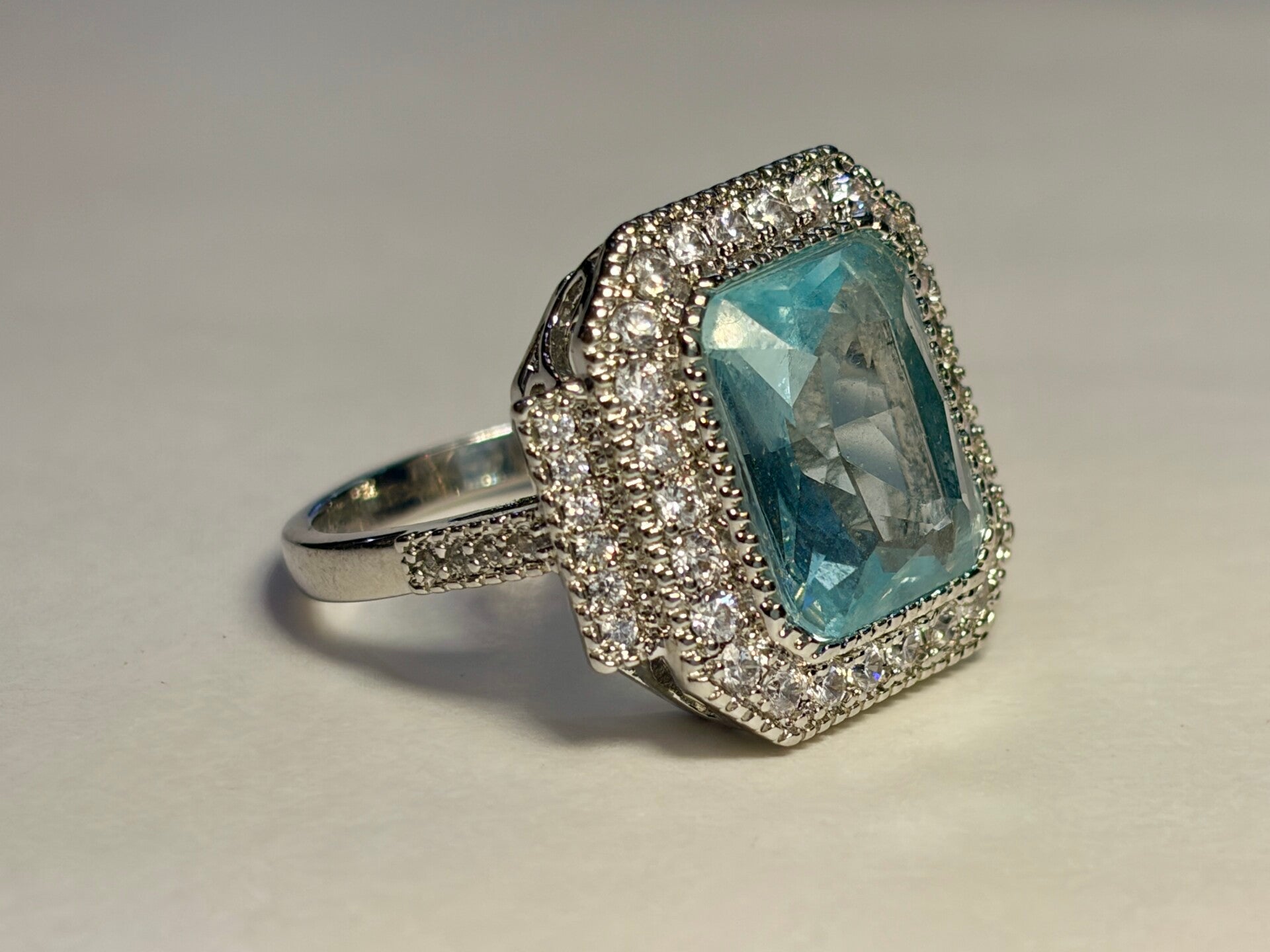 Bague argentée – Pierre bleu céleste