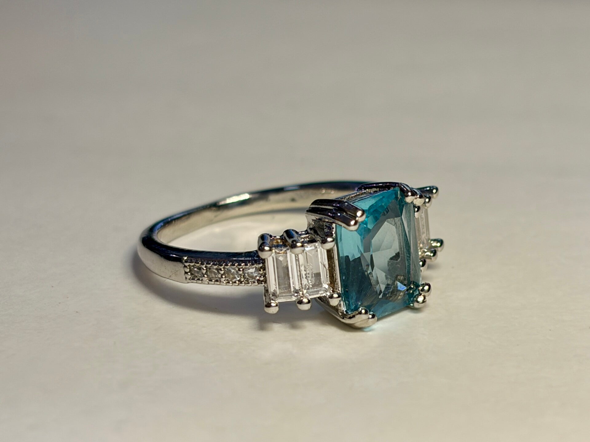 Bague argentée – Pierre bleu lagon