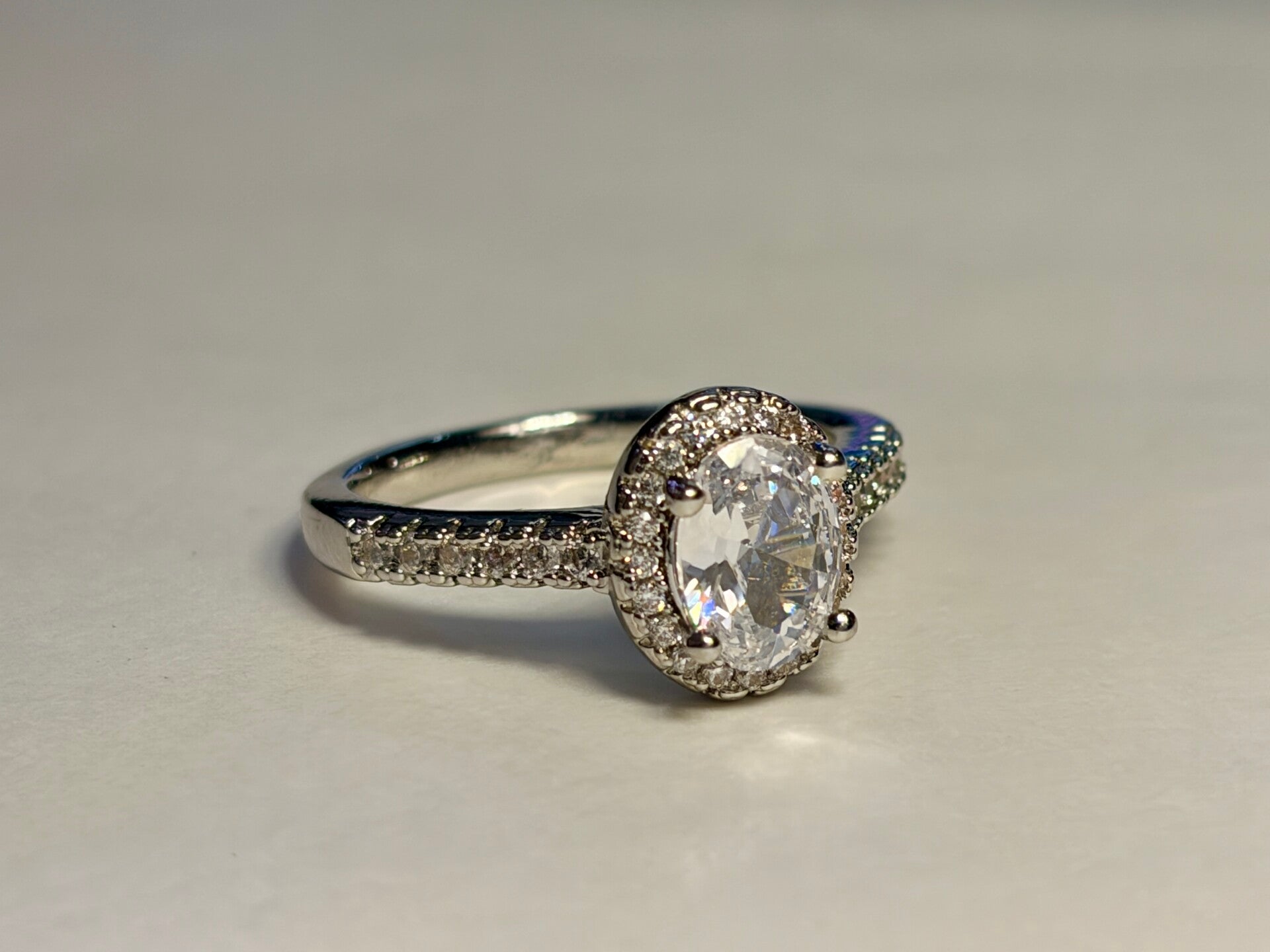 Bague argentée – Pierre ovale scintillante