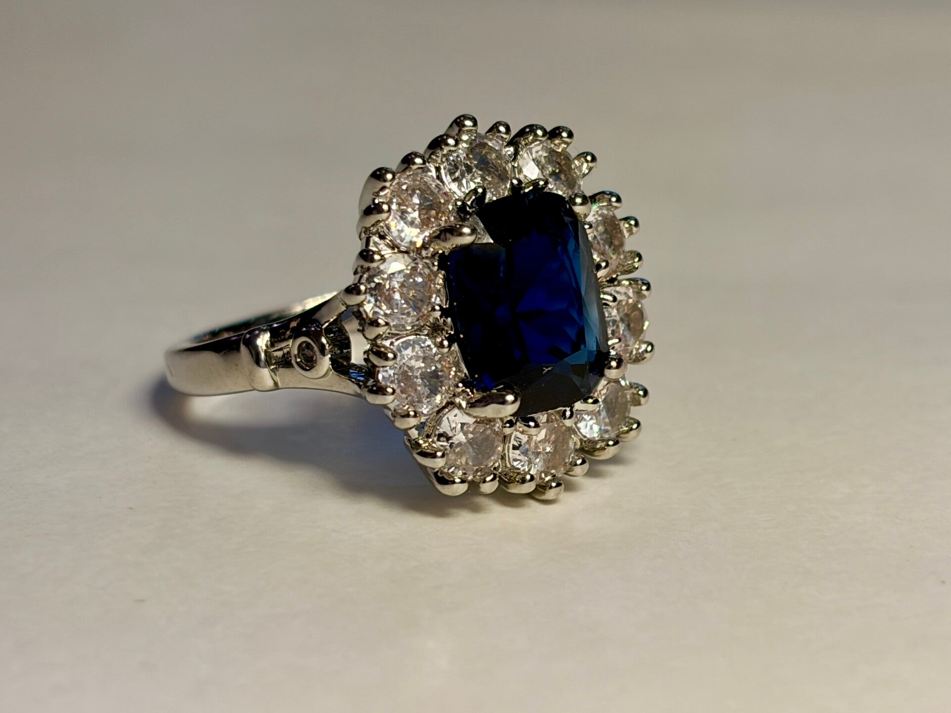 Bague argentée – Bleu saphir et éclat lumineux