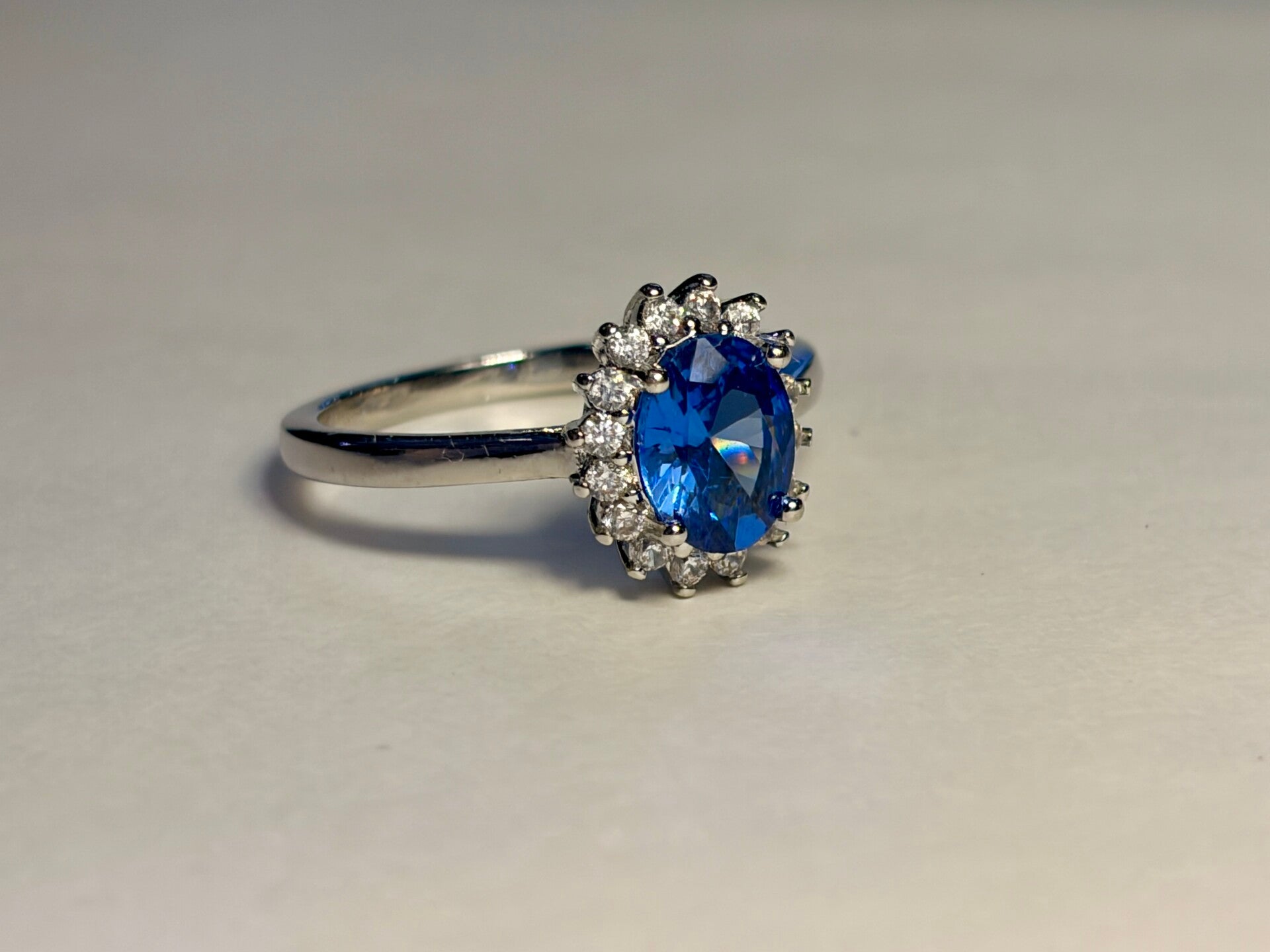 Bague argentée – Pierre bleu intense