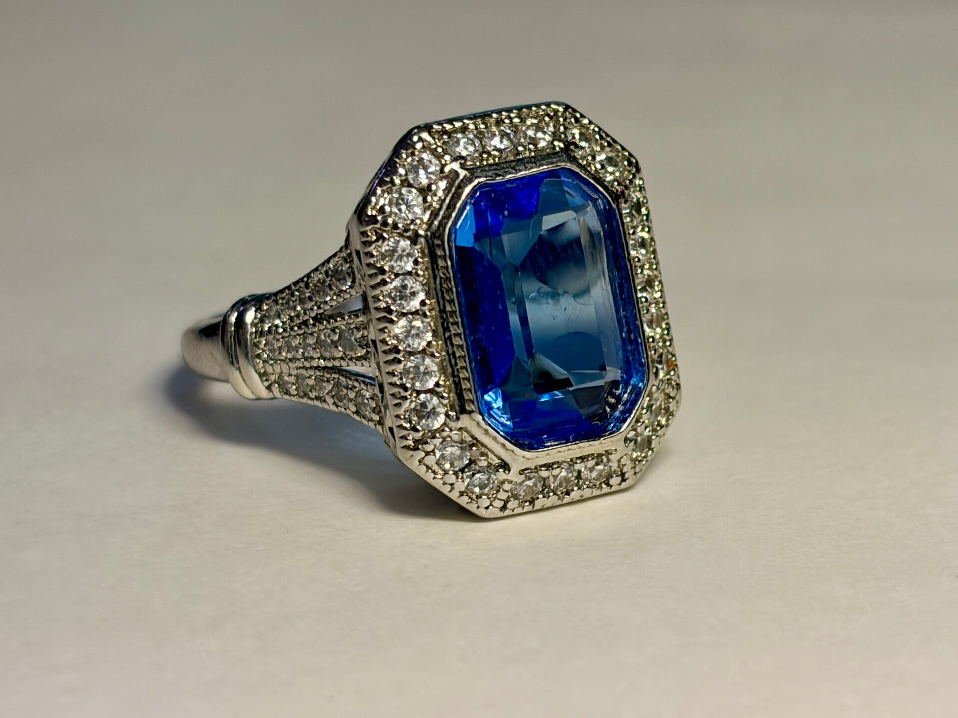 Bague argentée – Bleu saphir et halo scintillant