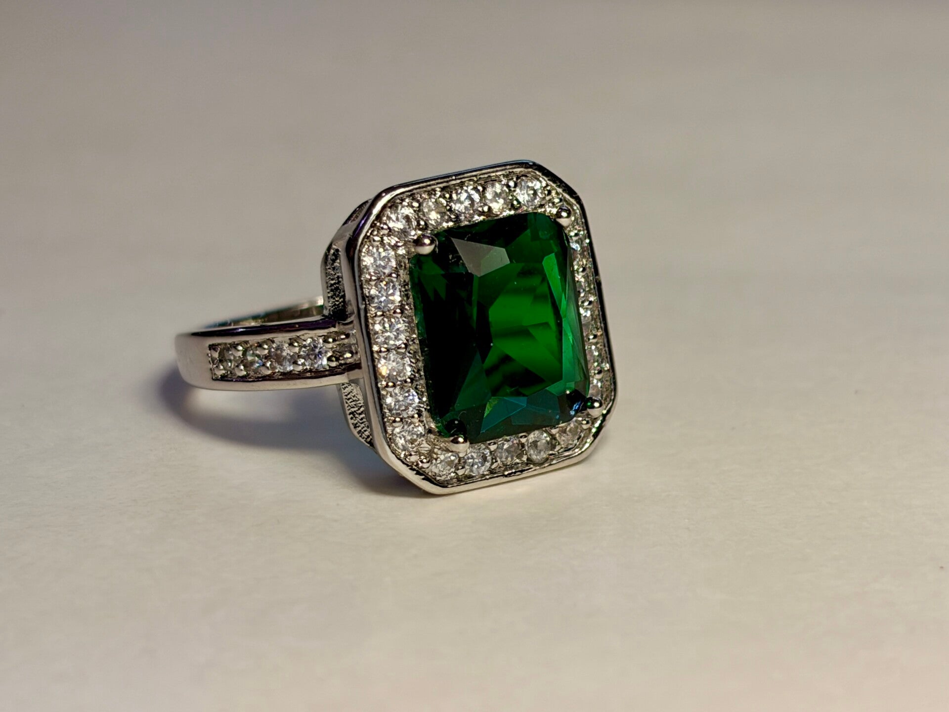 Bague argentée – Pierre vert émeraude