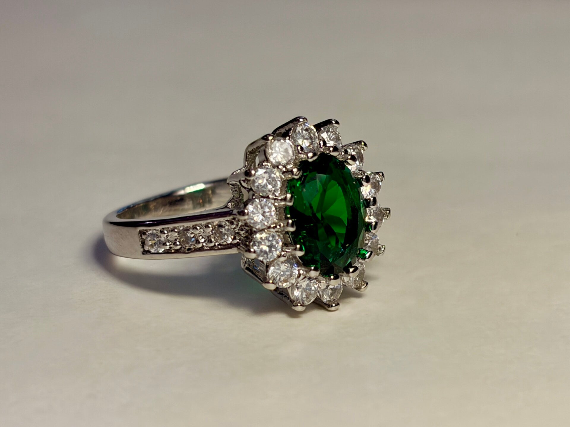 Bague argentée – Émeraude scintillante