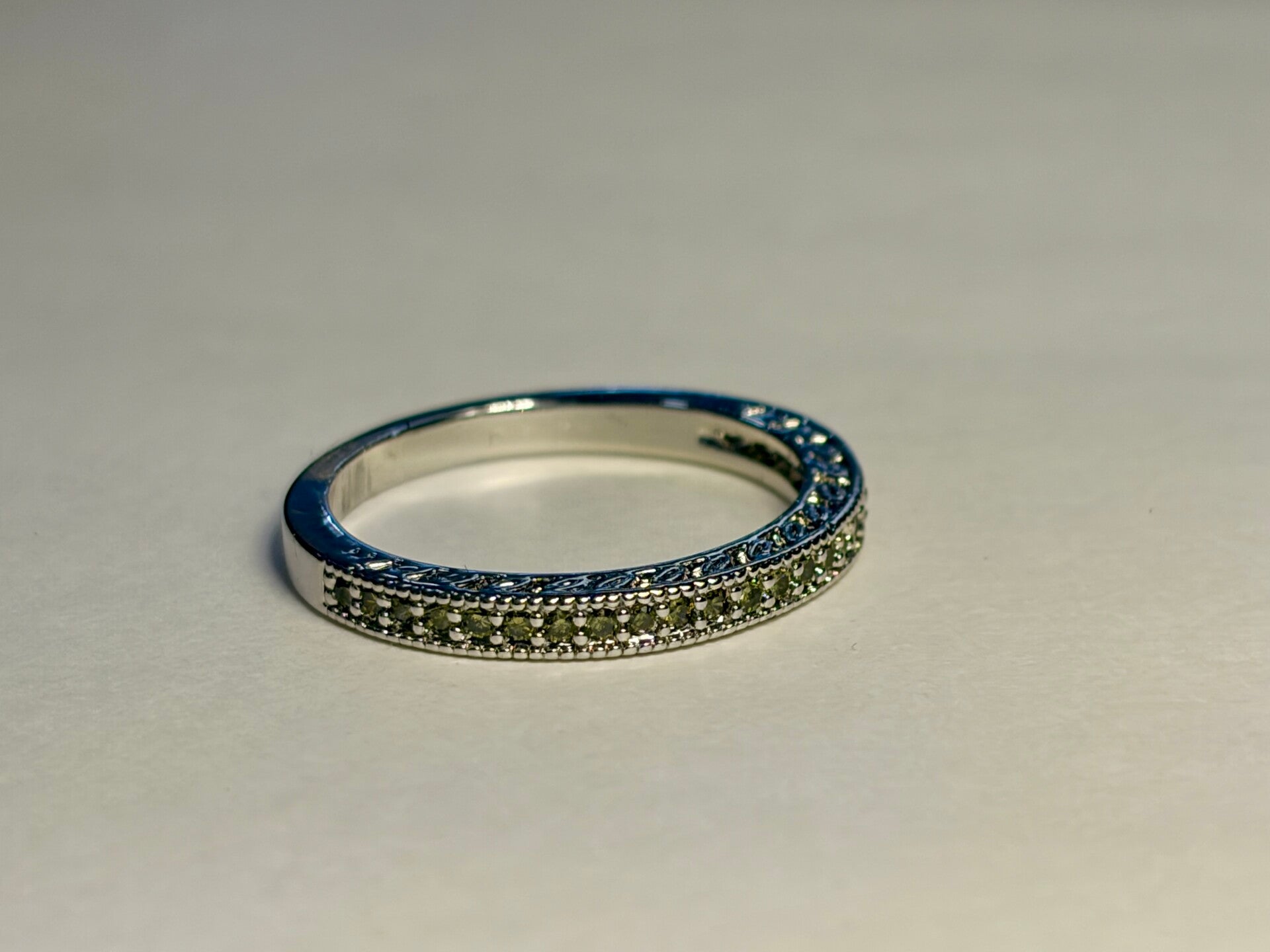 Bague argentée – Anneau aux pierres colorées