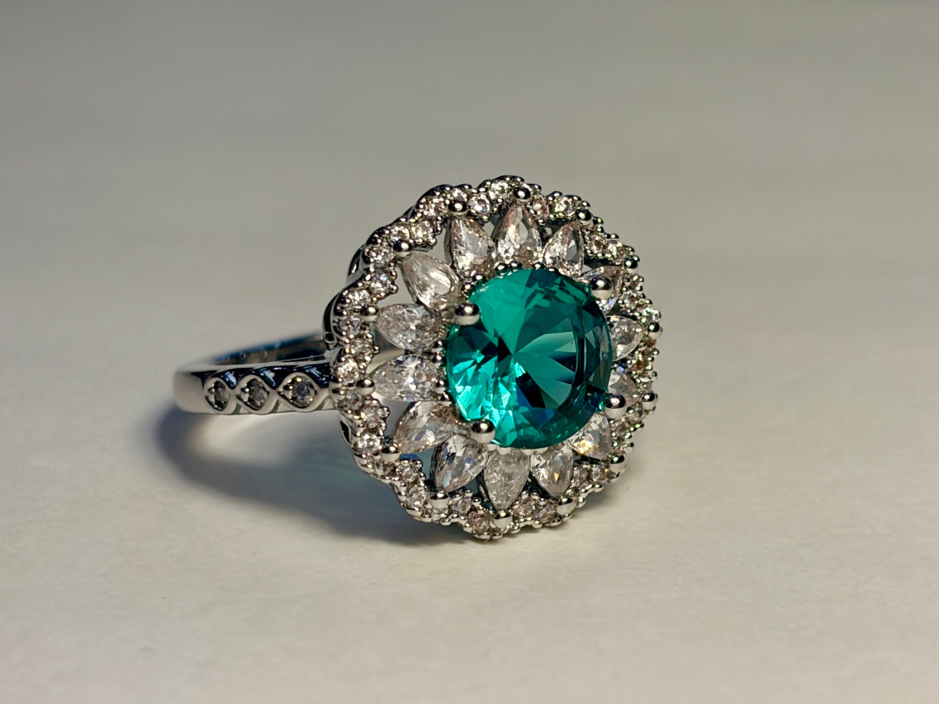 Bague argentée – Fleur turquoise scintillante