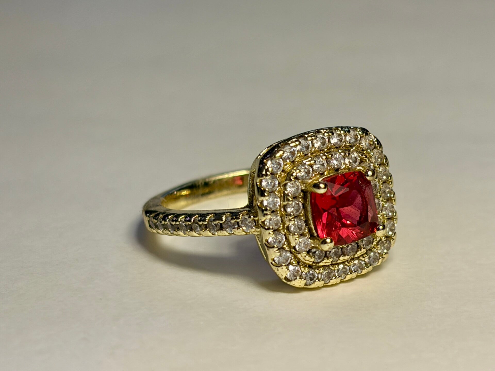 Bague dorée à pierre rose