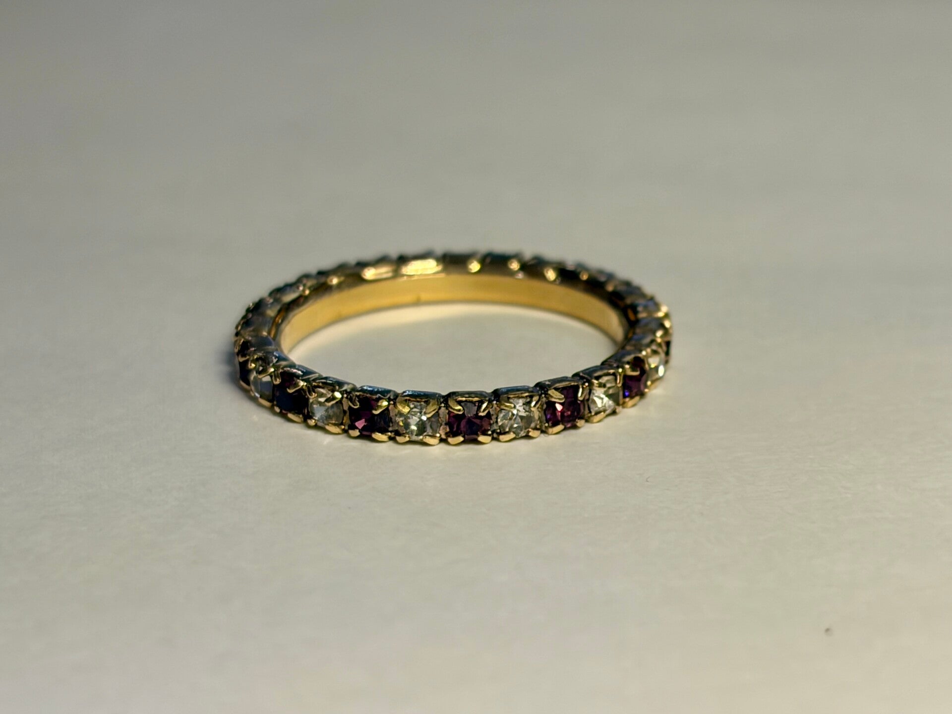 Bague dorée – Anneau multicolore