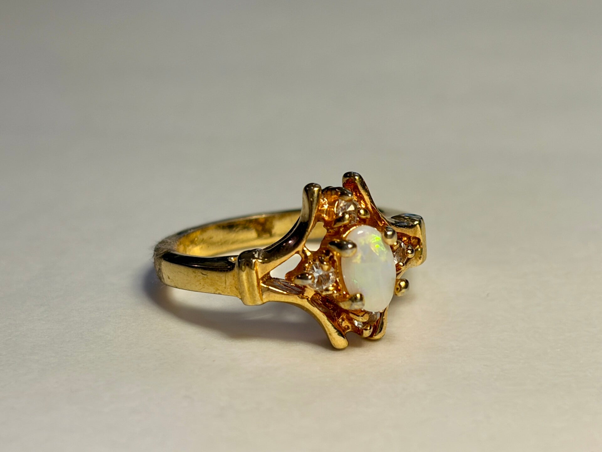 Bague dorée – Pierre opaline