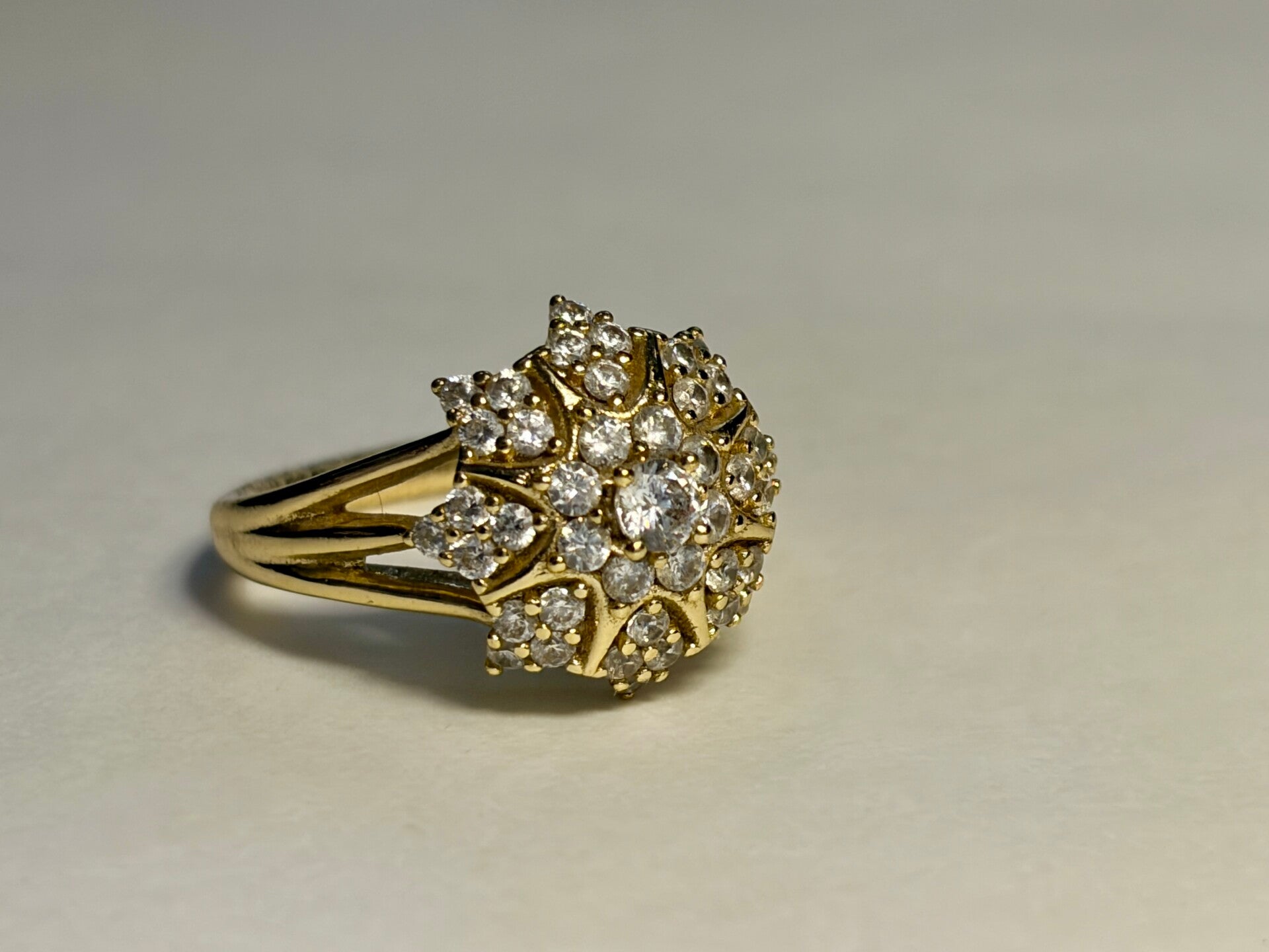 Bague dorée – Bouquet scintillant