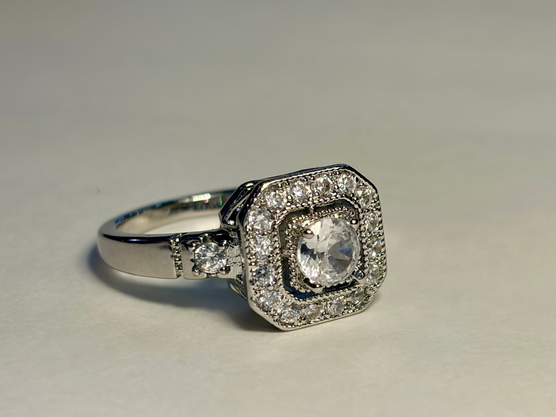 Bague argentée – Pierre centrale et détails scintillants
