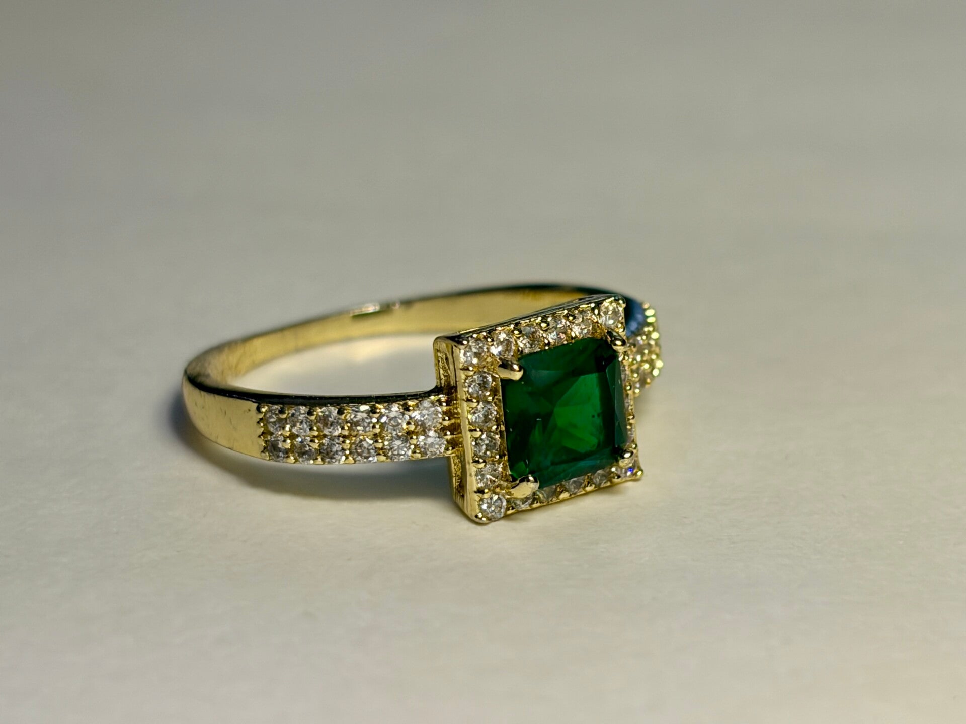 Bague dorée – Pierre vert émeraude