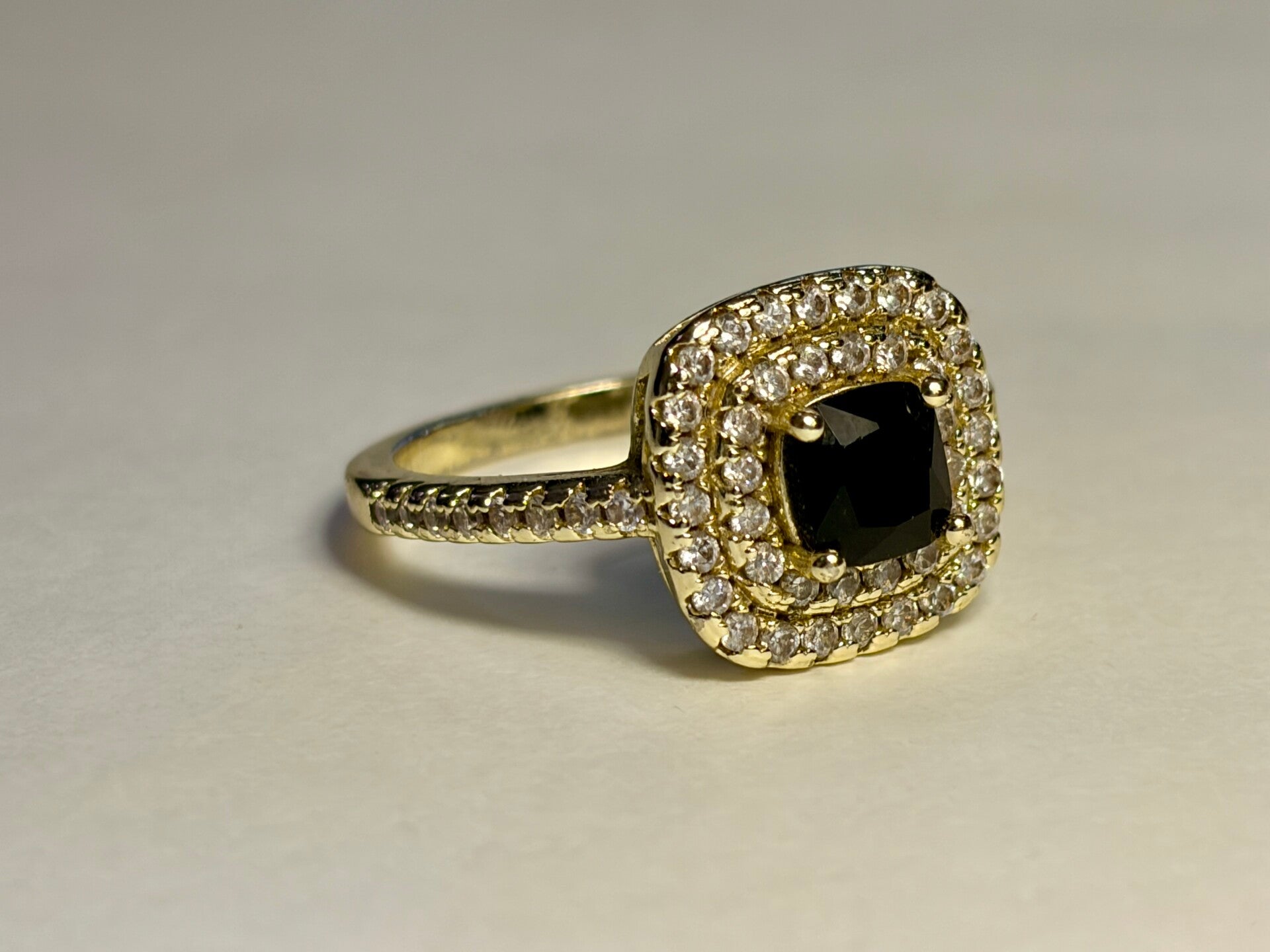 Bague dorée – Pierre noire et halo scintillant