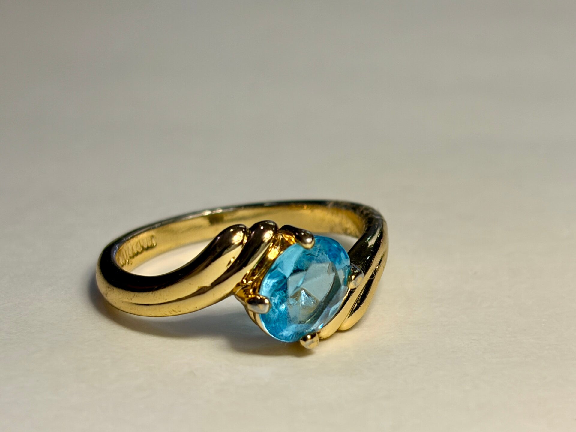 Bague dorée – Pierre bleu lagon