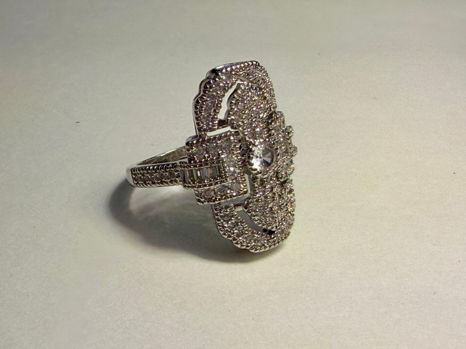 Bague argentée – Éclat géométrique