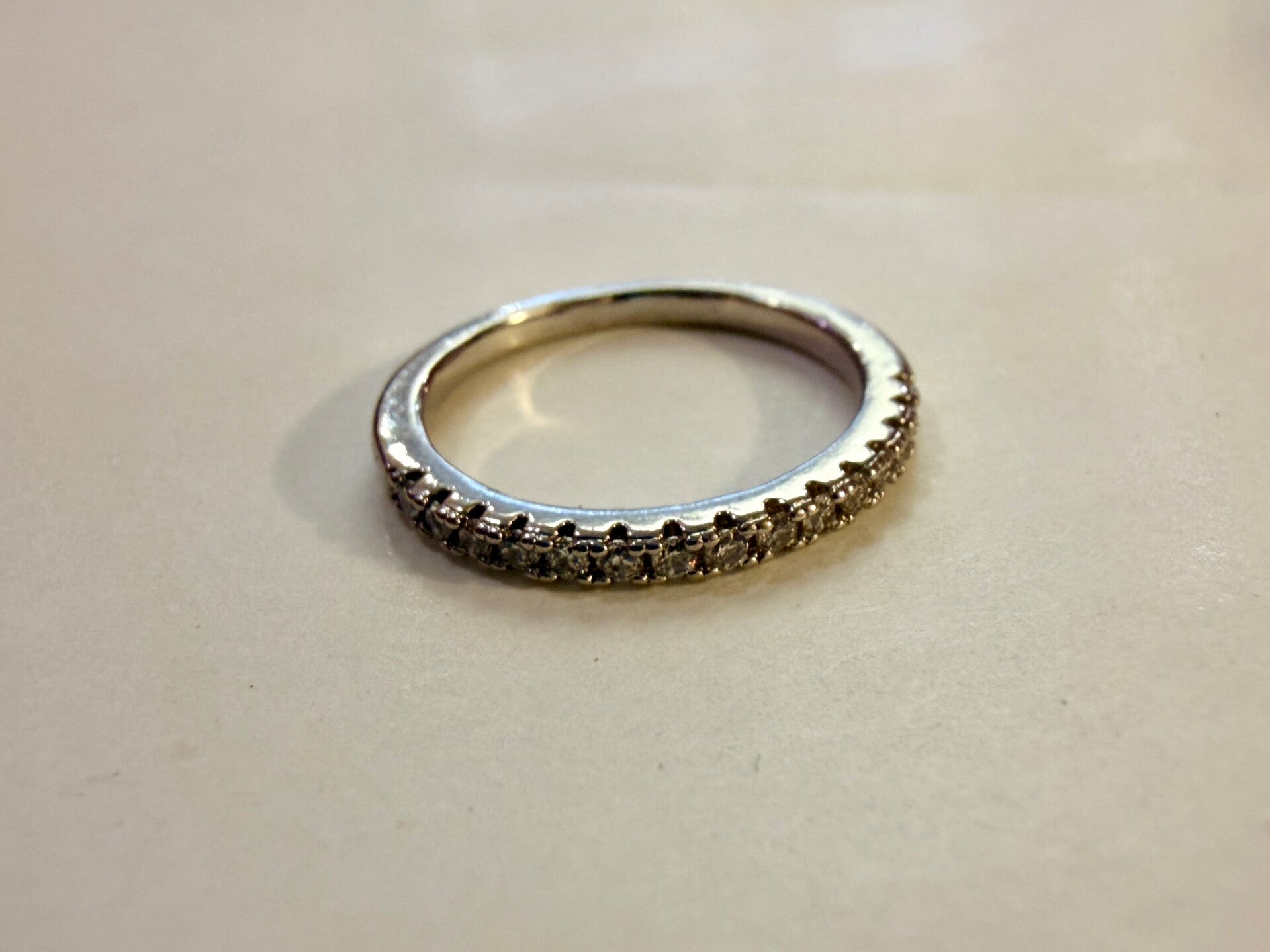 Bague argentée – Alliance scintillante