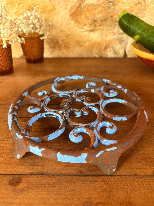 Dessous-de-plat ancien en fonte émaillée bleu ciel
