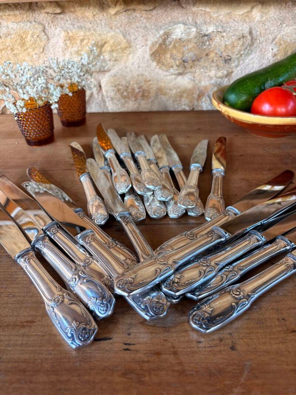 Lot de 24 couteaux anciens en métal argenté – 12 couteaux de table & 12 couteaux à fromage
