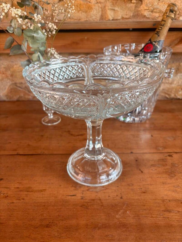 Coupe sur pied ancienne en verre pressé – décor géométrique
