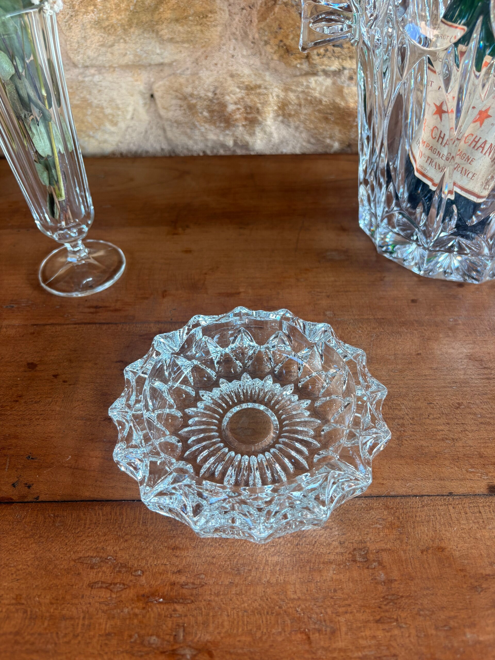 Cendrier vintage en verre moulé – décor géométrique