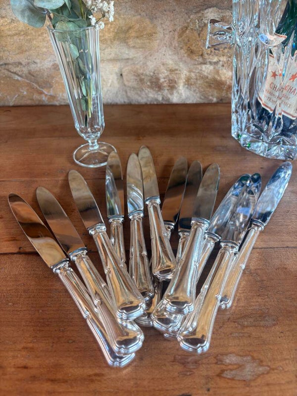 Lot de 12 couteaux de table anciens – manches métal argenté – lames Cap Argent Inox