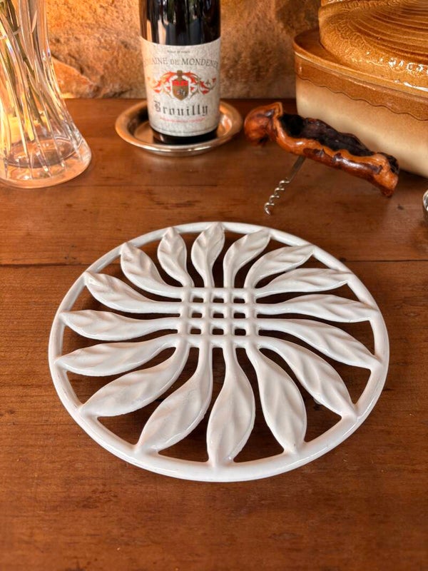 Dessous de plat vintage en céramique blanche ajourée