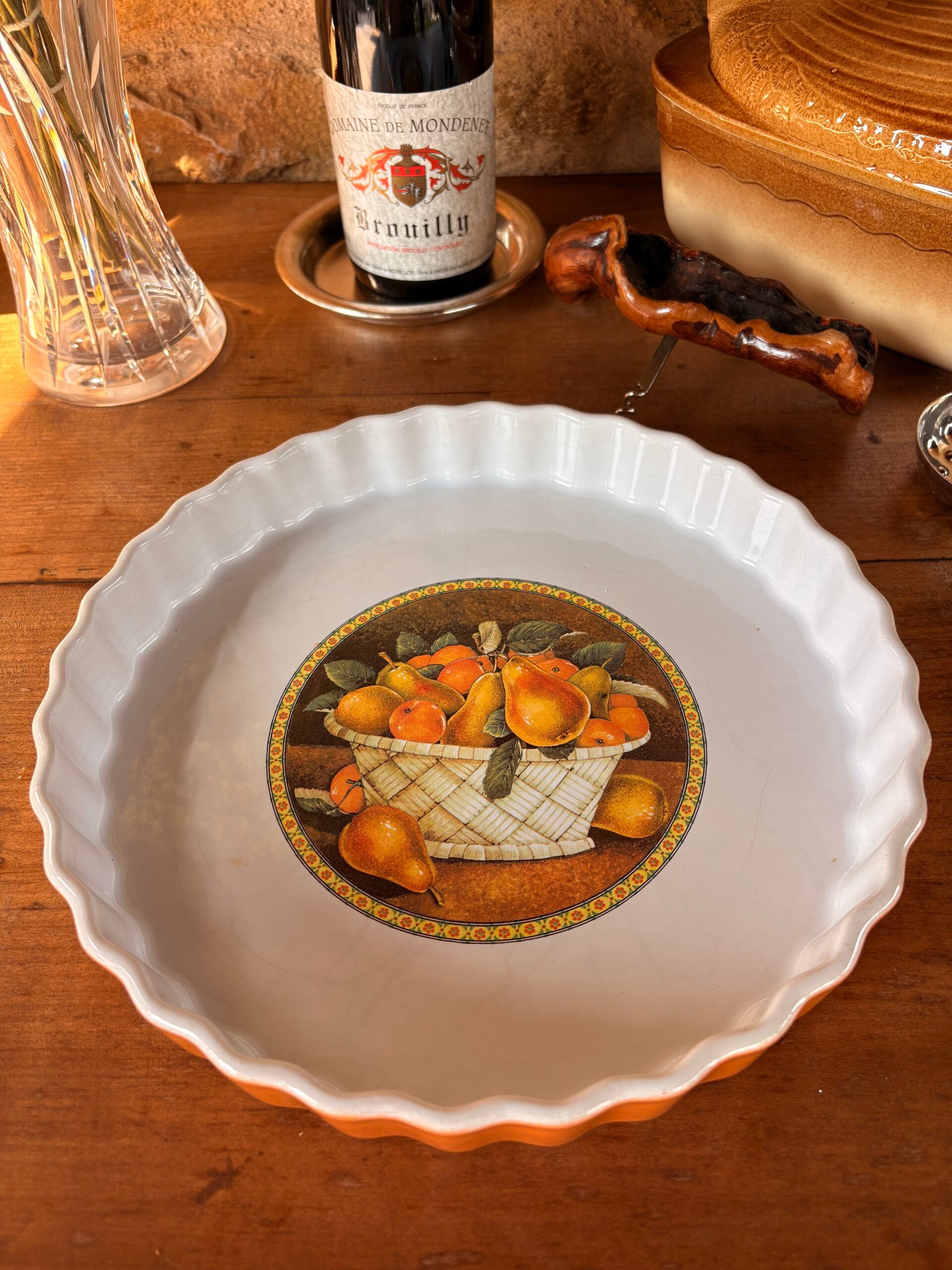 Grand plat à tarte vintage en céramique – décor panier de fruits