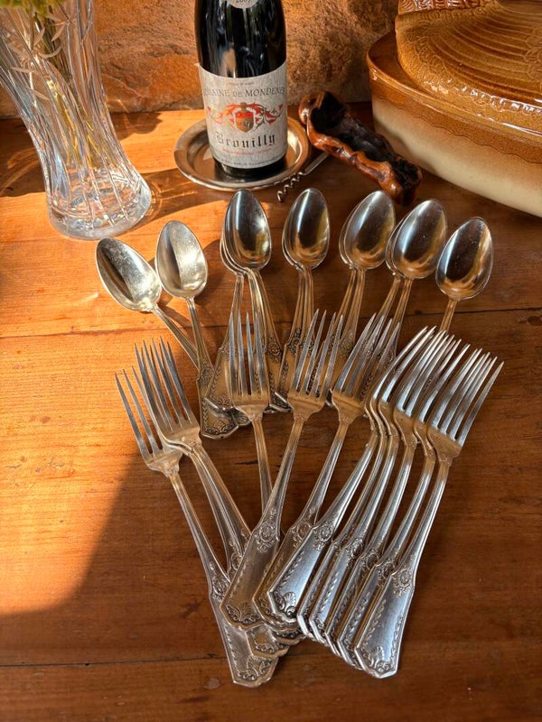 Ménagère ancienne en métal argenté – 25 pièces – décor coquille et médaillon