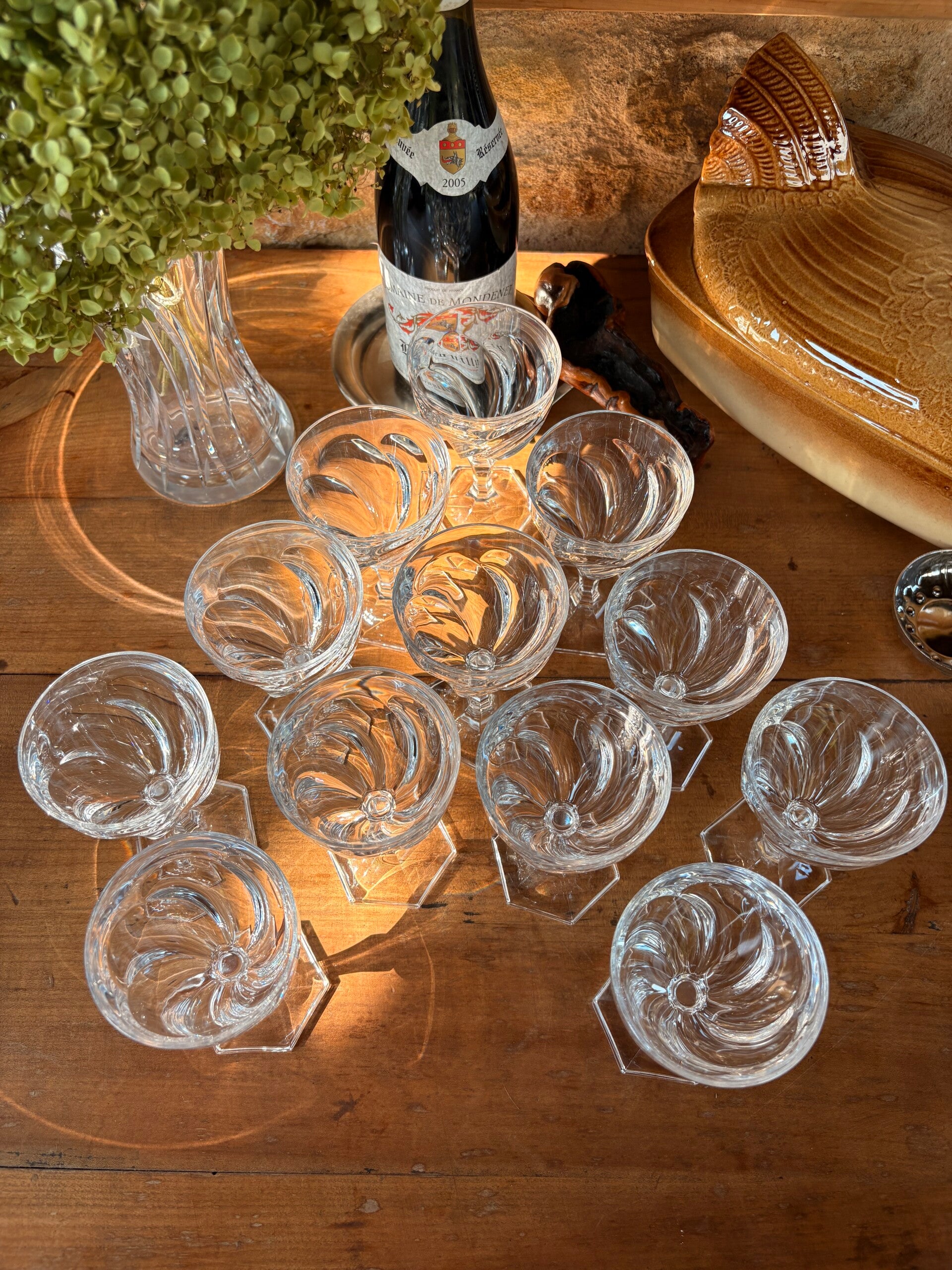 Lot de 12 verres à pied vintage – décor torsadé et pied hexagonal