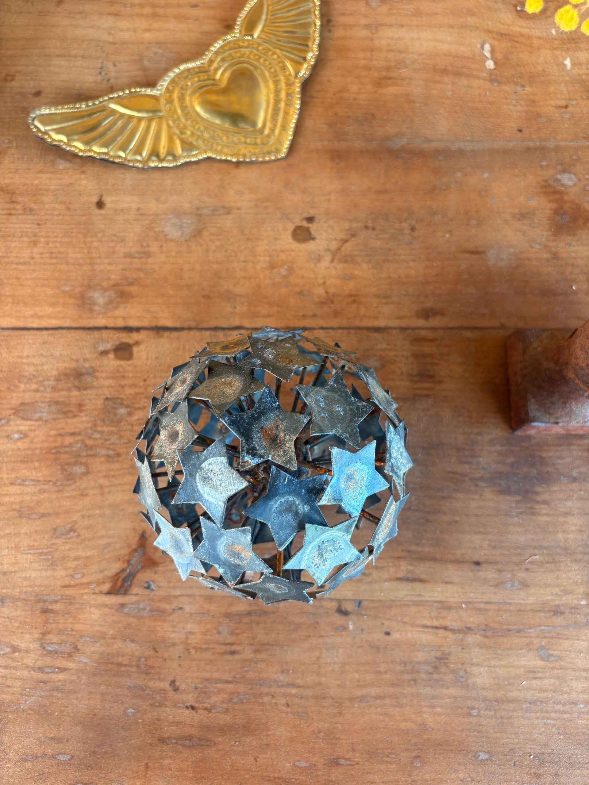 Sphère décorative vintage en métal – décor d’étoiles