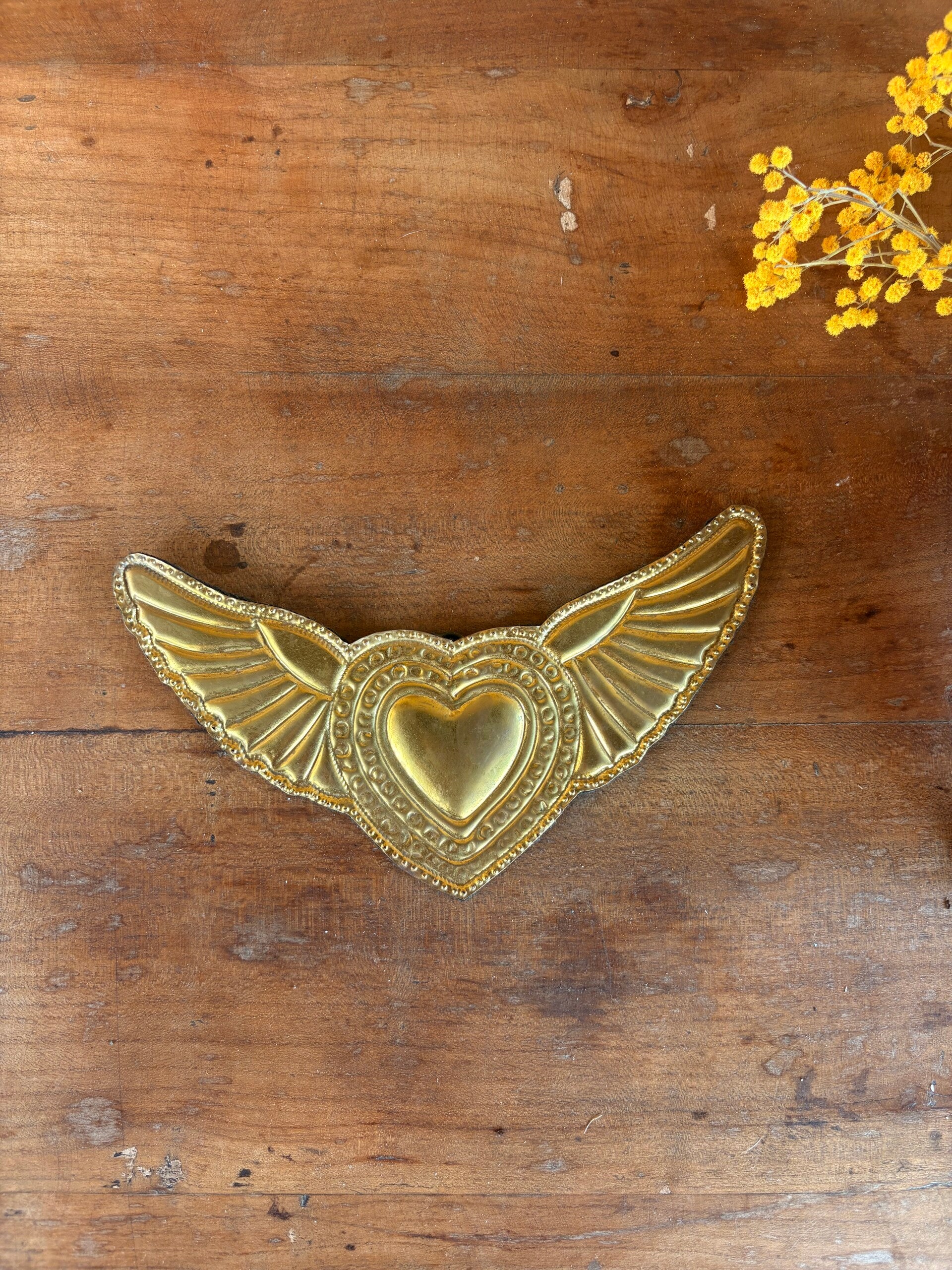 Décoration murale type ex-voto – cœur ailé en métal doré