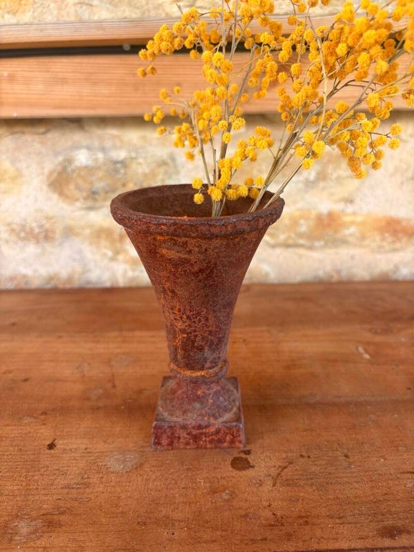 Vase ancien en fonte patiné