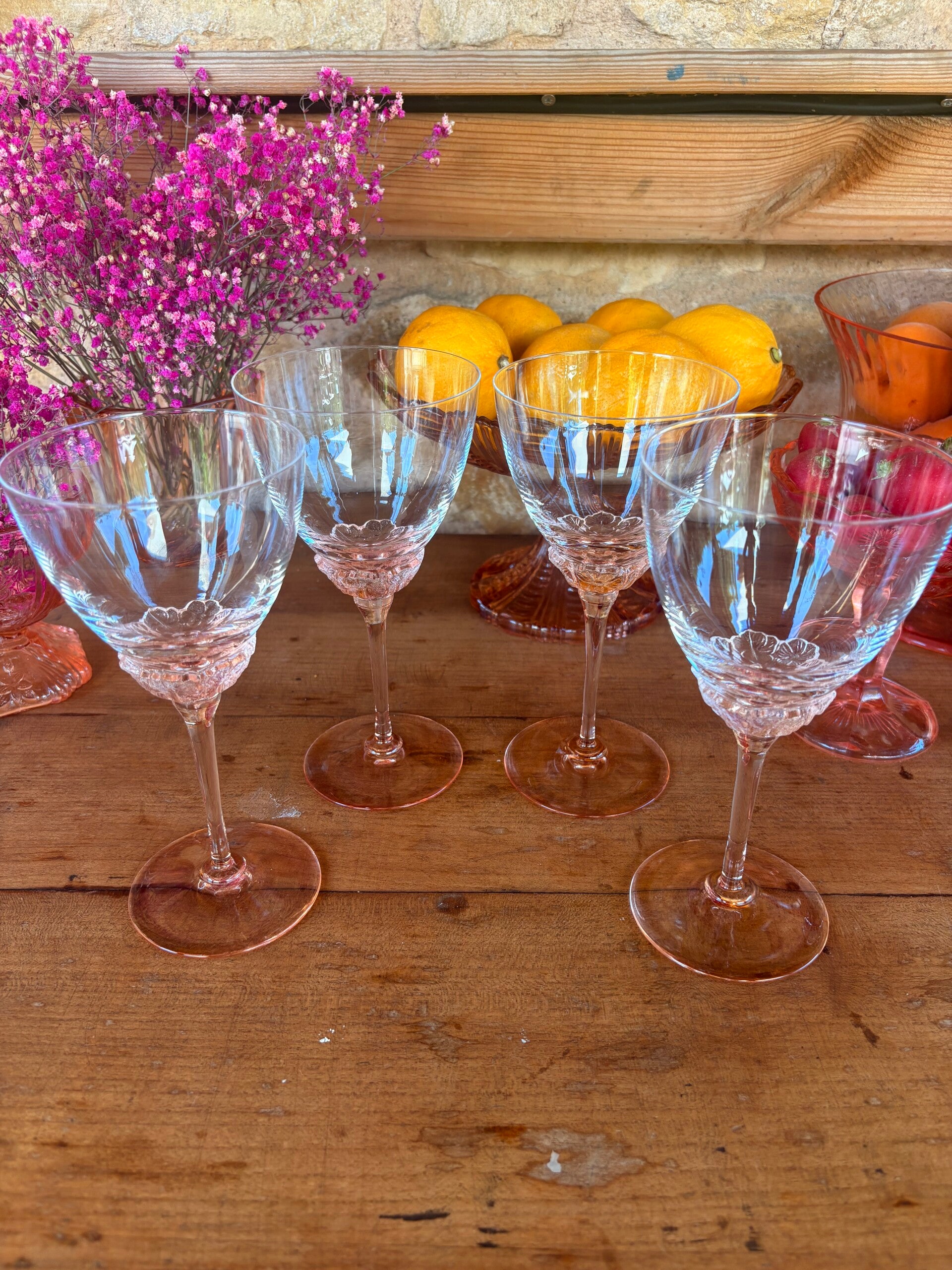 Lot de 4 verres à vin vintage – décor floral en relief