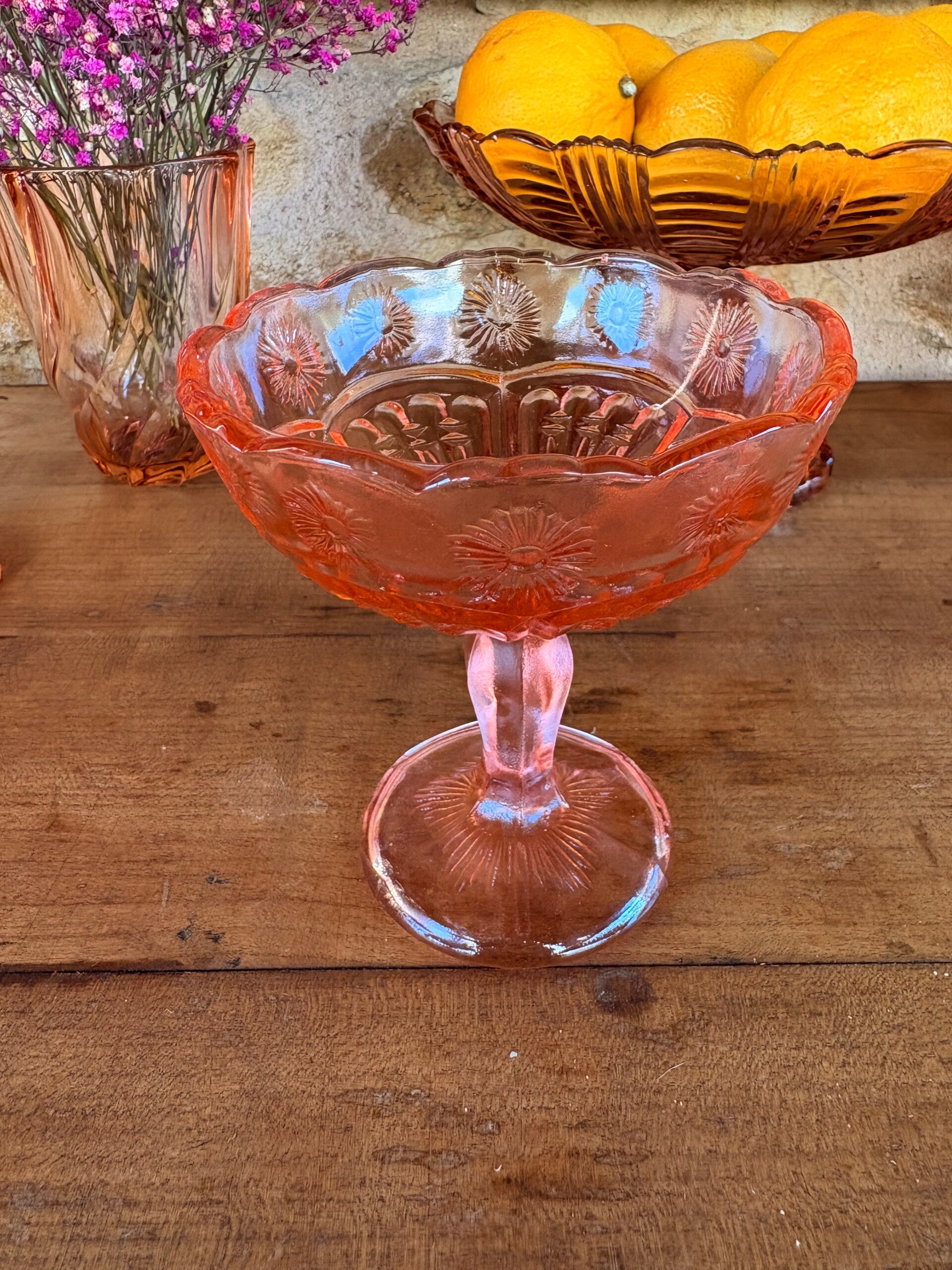 Coupe sur pied vintage en verre rose