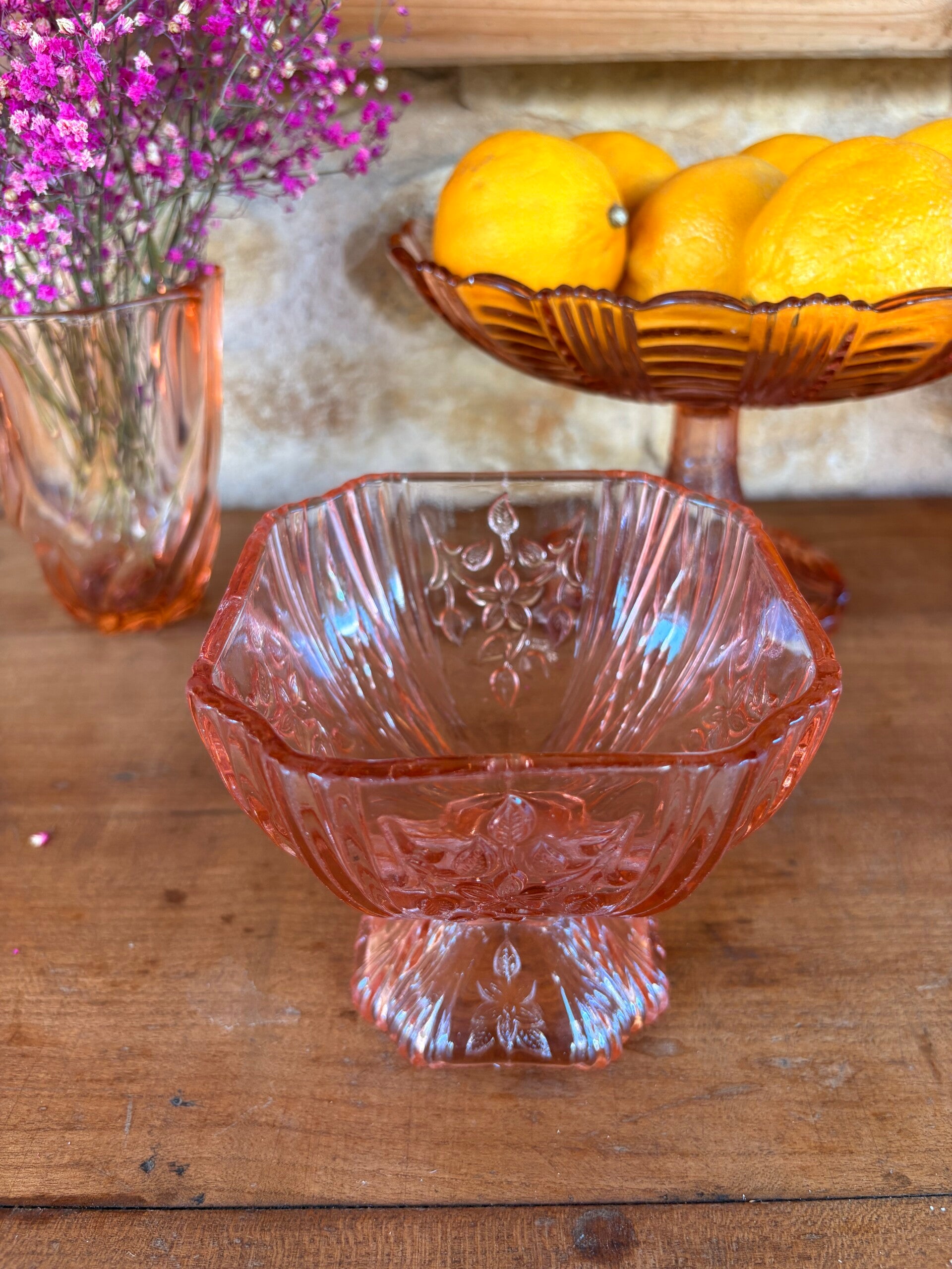 Coupe sur pied vintage en verre rose – décor floral