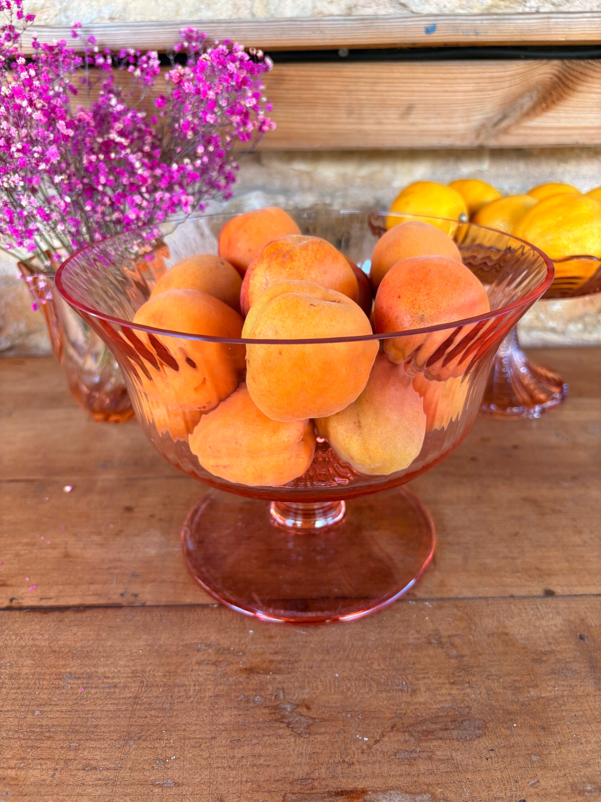Grande coupe à fruits vintage en verre rose sur pied