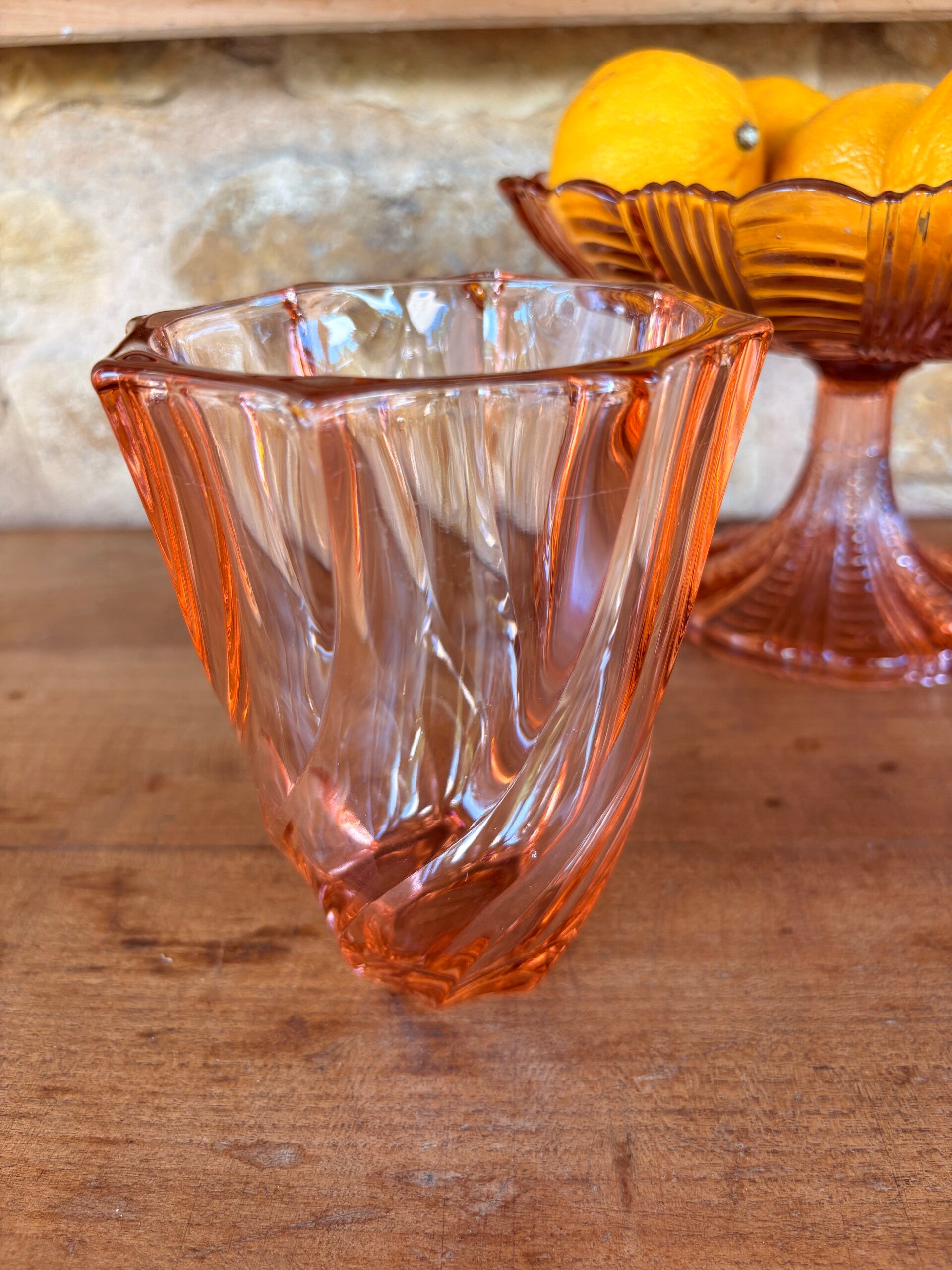 Vase vintage en verre rose saumon – forme torsadée