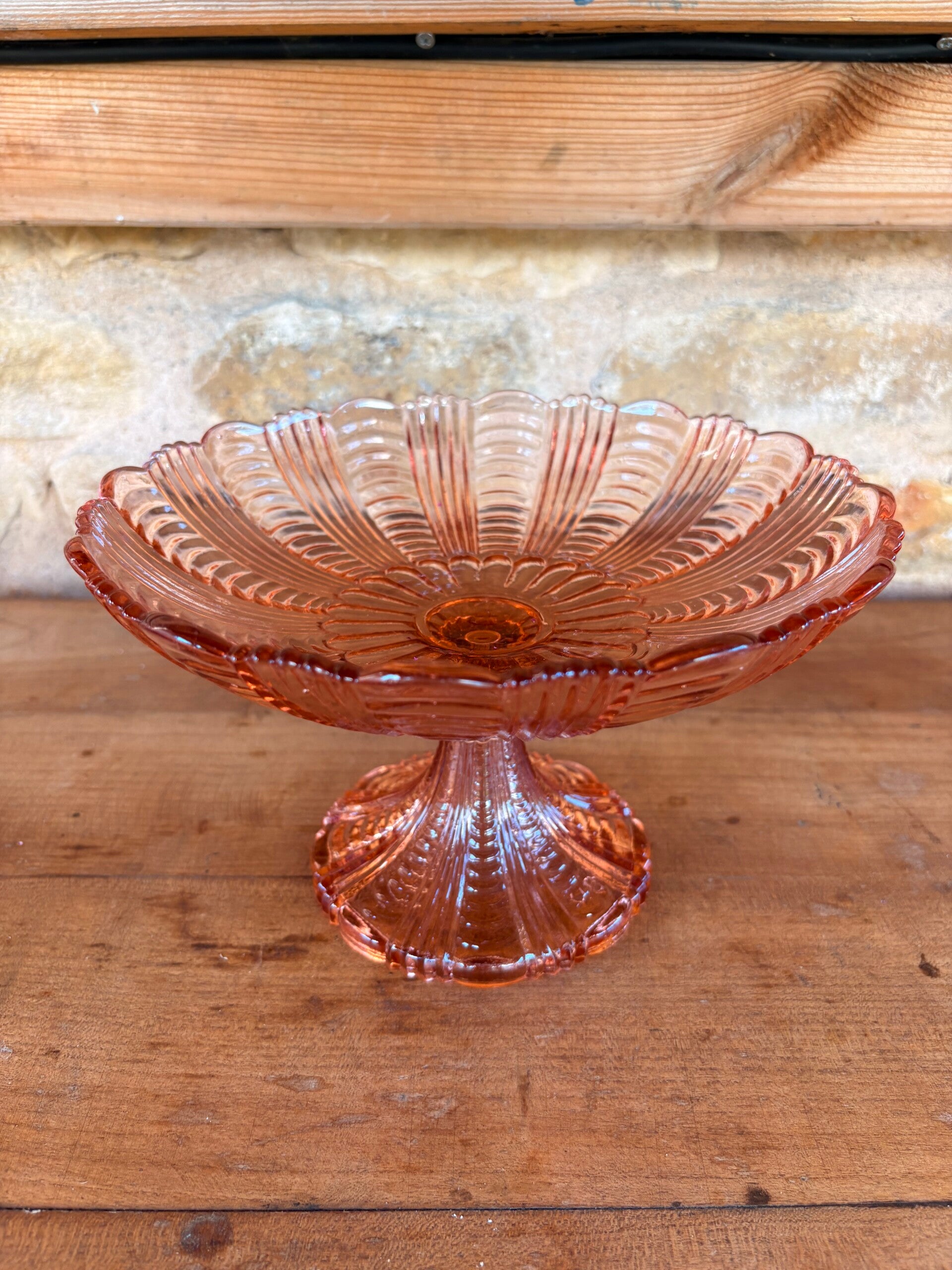 Coupe sur pied vintage en verre rose