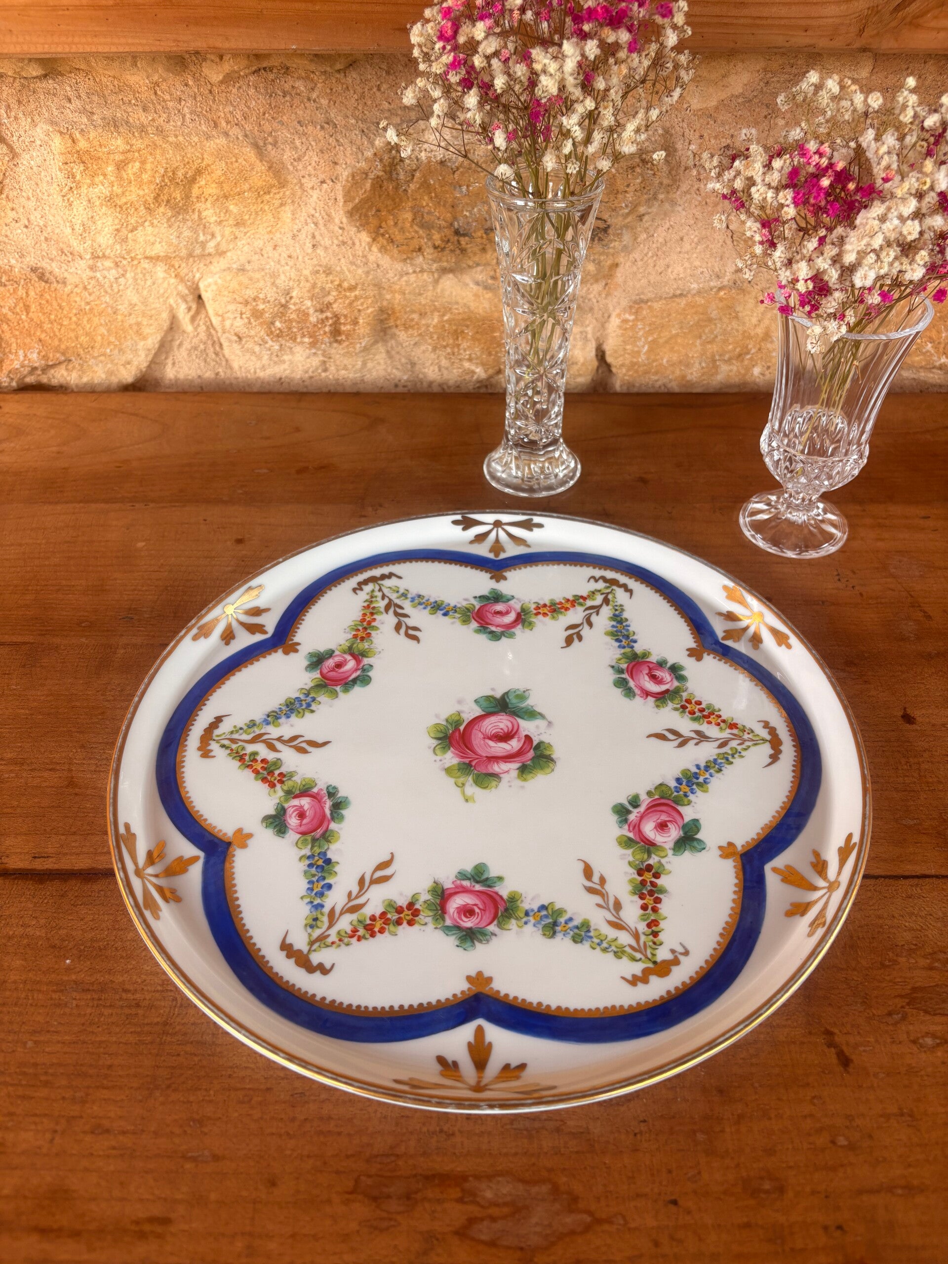 Plat ancien en porcelaine de Limoges à décor floral polychrome et doré