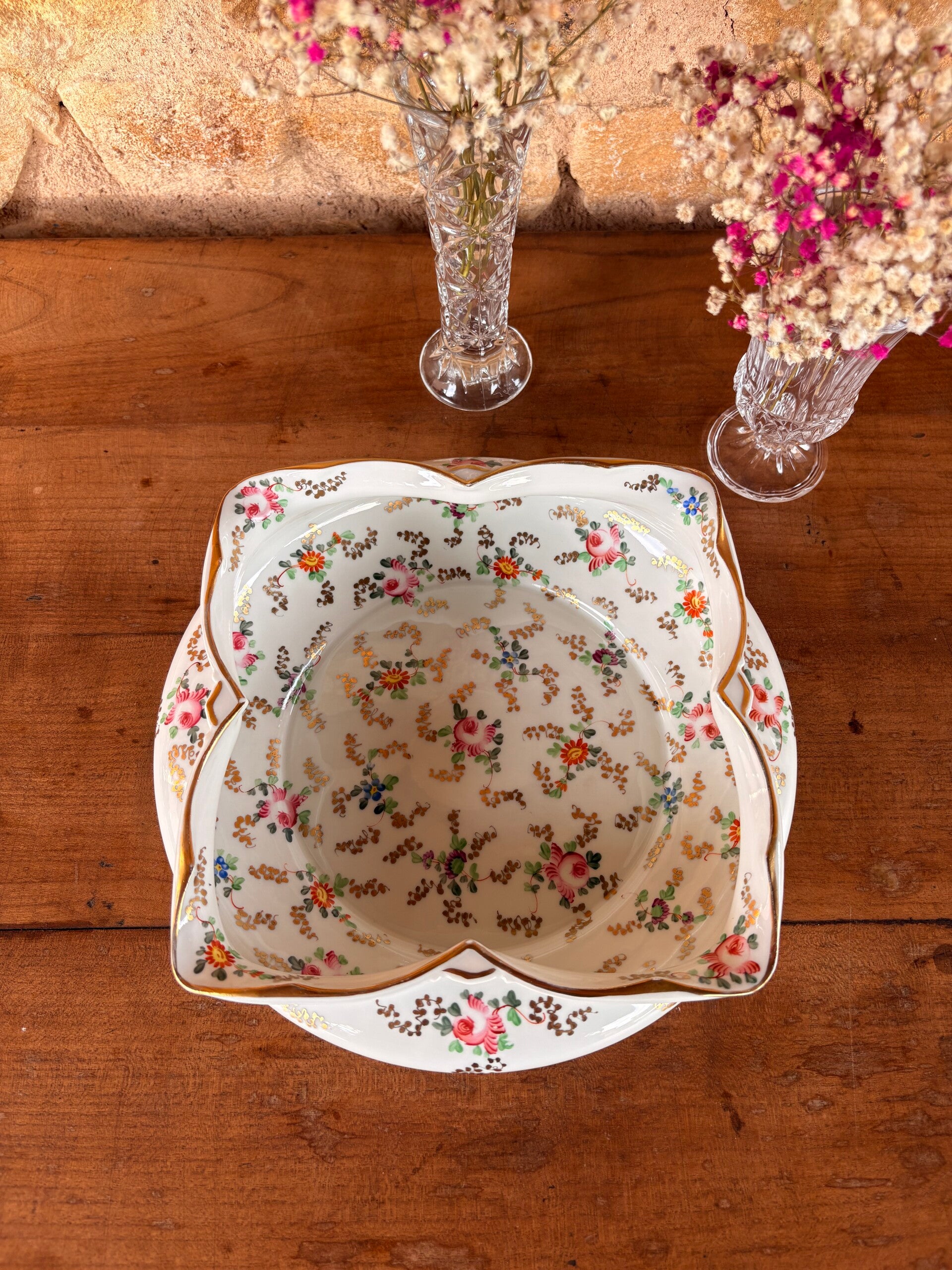 Grand plat creux ancien en porcelaine fleurie