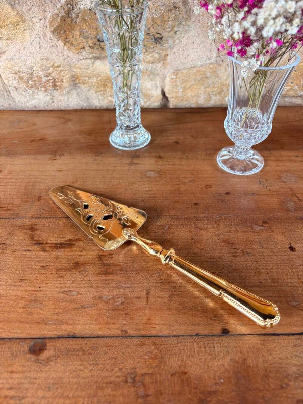 Pelle à tarte vintage dorée ajourée