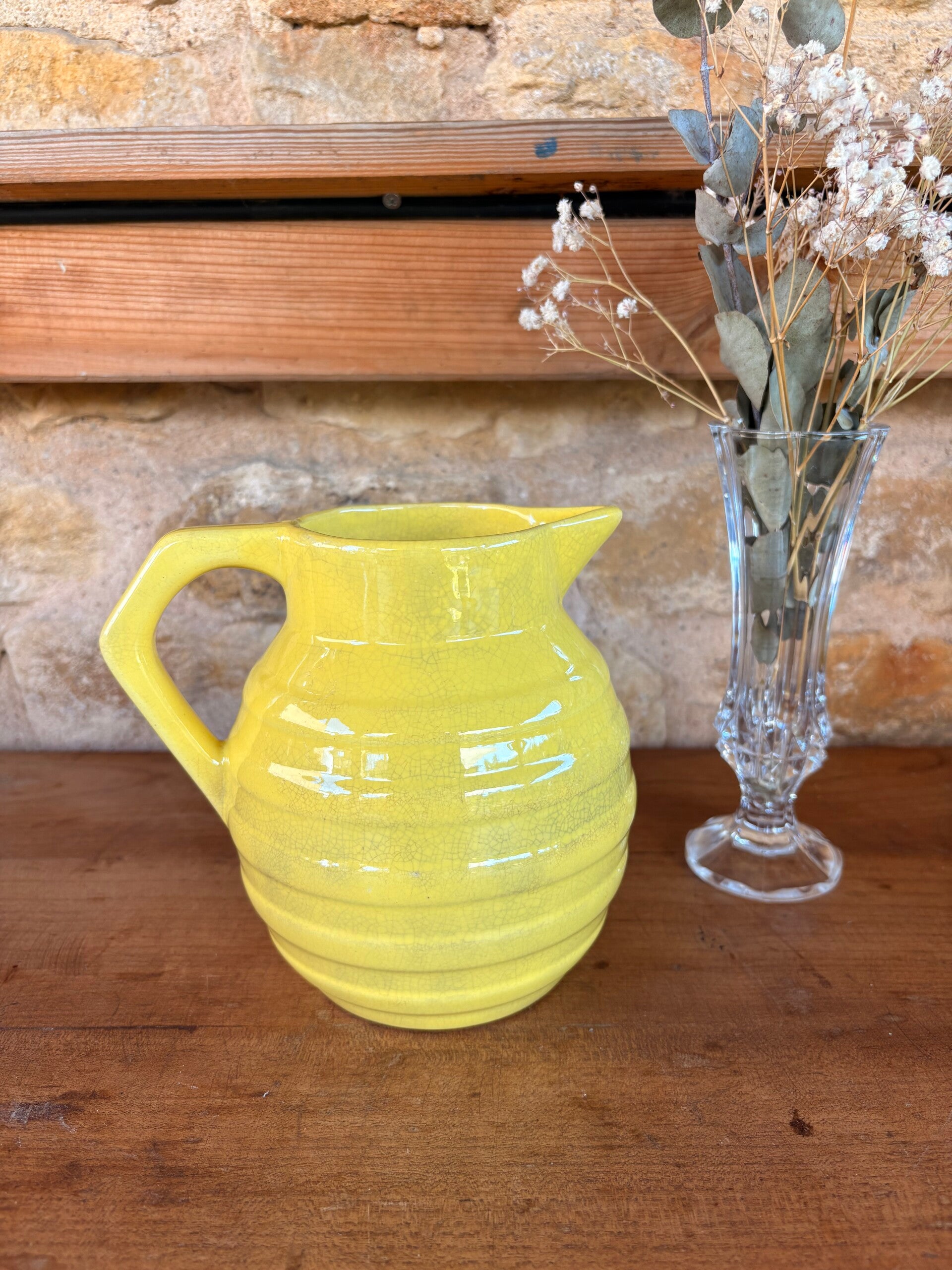 Pichet ancien en céramique jaune