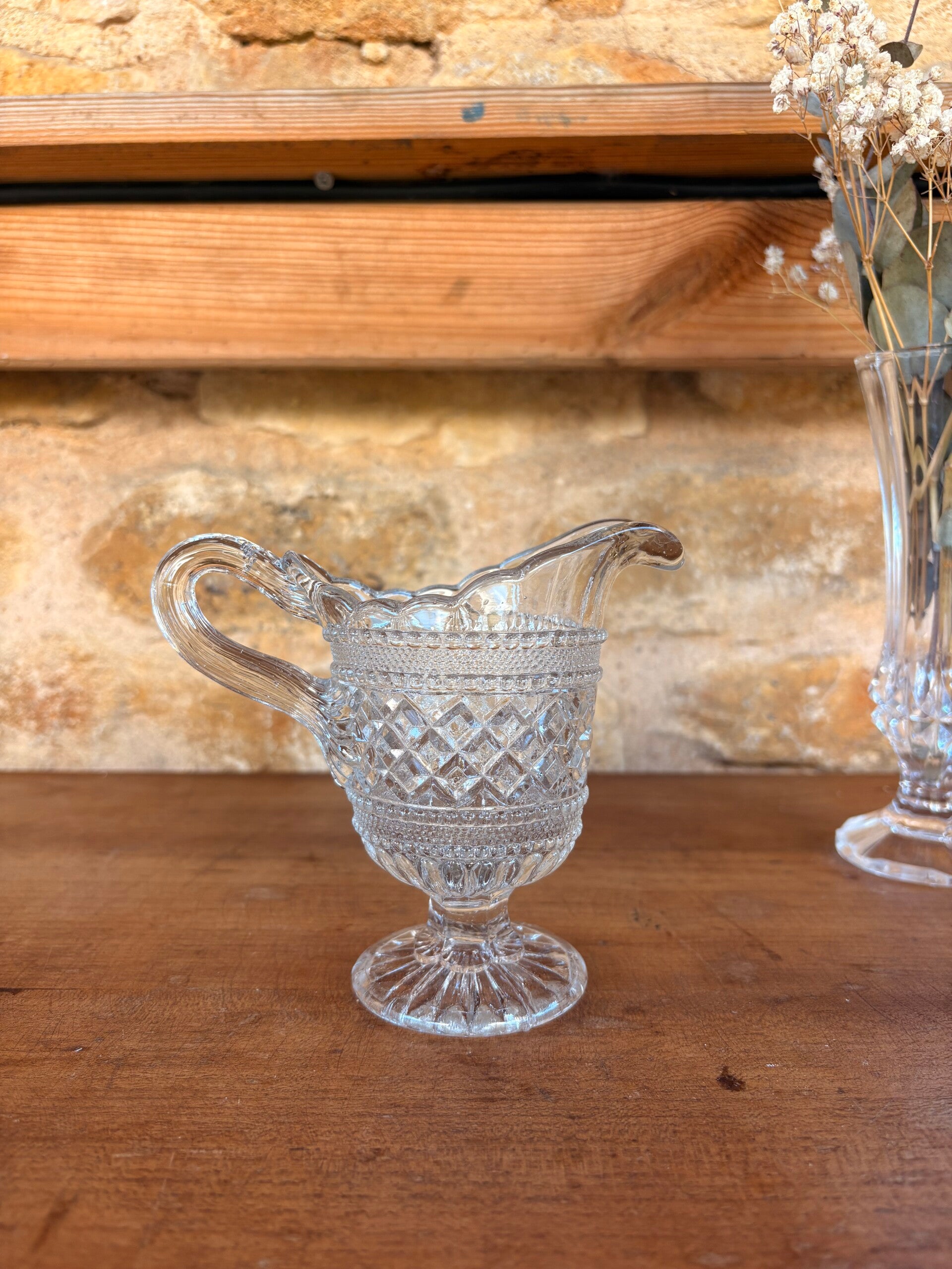 Petite crémière ancienne en verre